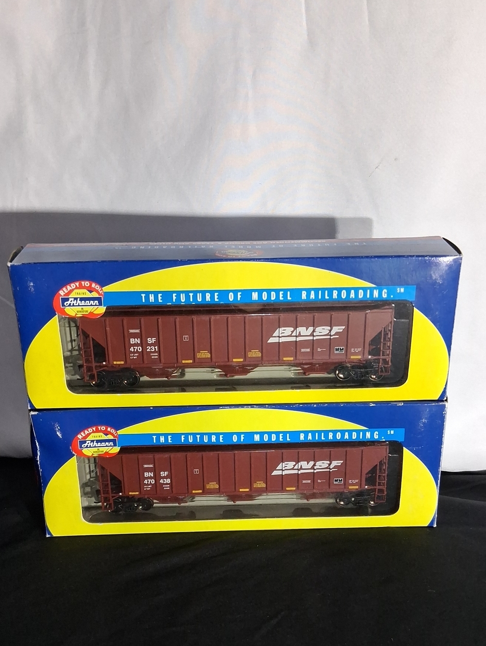 Athearn HO Scale BNSF Covered Hopper Freight Cars